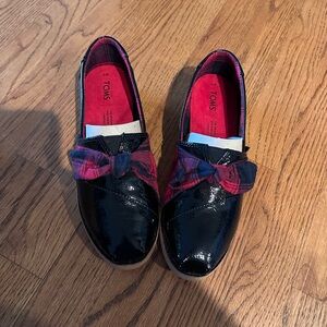 Tom’s Alpargata Crepe Patent w Tartan Bow, size 7w NWOT
